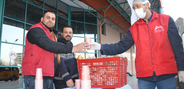 Mersin Büyükşehir Belediyesinden çorba dağıtımı