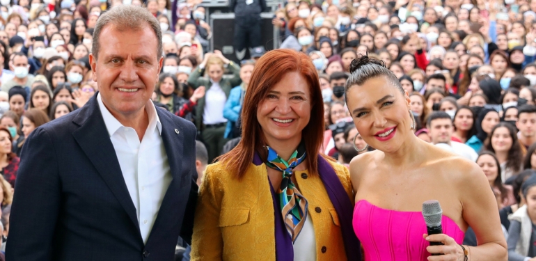 Şevval Sam, Kadınlar Günü’de Mersin’de sahne aldı