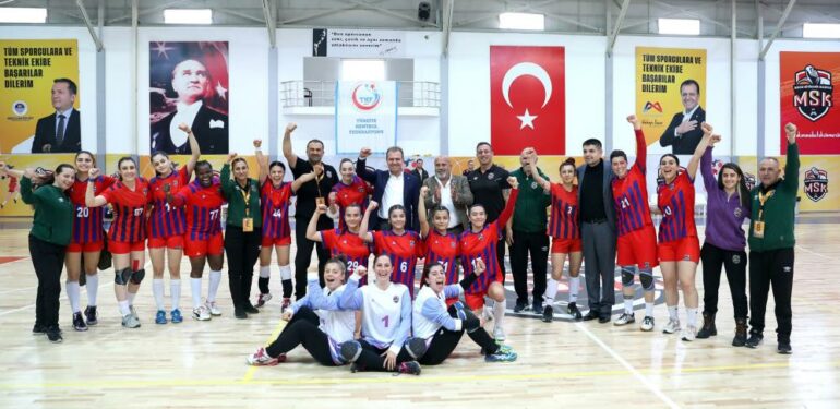 Başkan Seçer, kadın hentbol takımının galibiyet coşkusuna ortak oldu