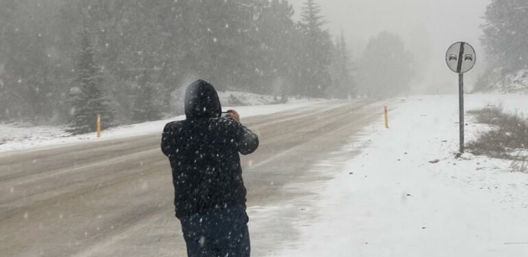 Mersin’de aniden kar bastırdı, doğa beyaza büründü