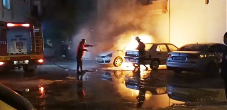 Otomobil alev alev yandı, yanındaki iki araçta da hasar oluştu
