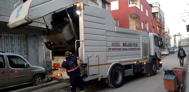 Akdeniz’de ekipler 7/24 temizlik hizmeti veriyor