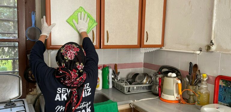 Evde kişisel bakım ve temizlik hizmetiyle binlerce vatandaşa ulaşıyorlar