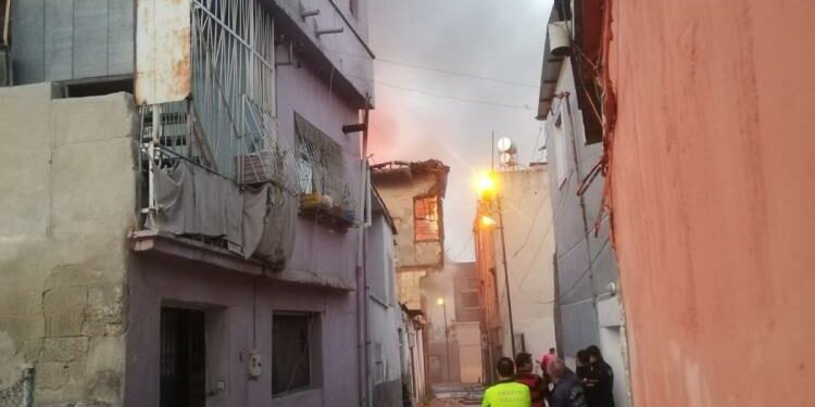 Tarsus’ta 2 metruk evde çıkan yangın korku dolu anlar yaşattı