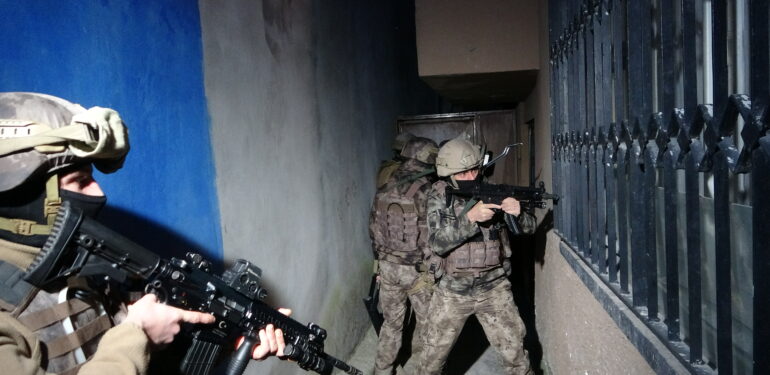 Mersin’de DEAŞ’a şafak operasyonu