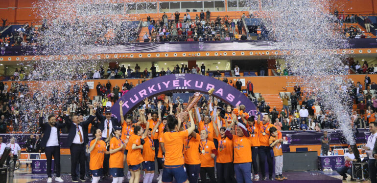 Türkiye Kupasının sahibi Çukurova Basketbol