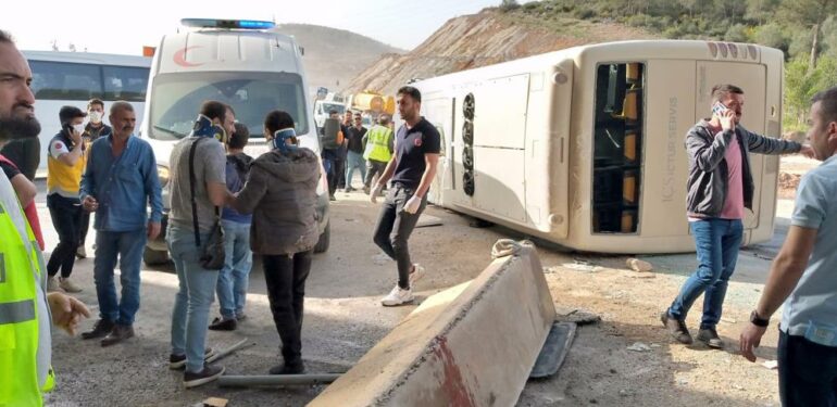 Akkuyu NGS işçilerini taşıyan servis otobüsü devrildi: 11 yaralı