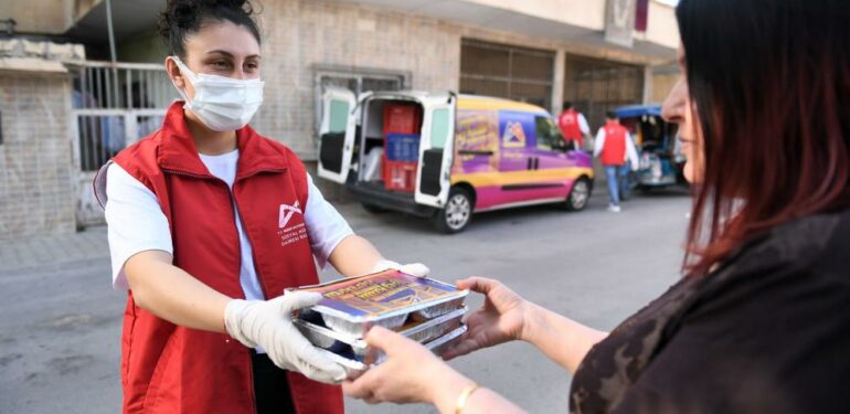 Mersin’de günde 12 bin kişiye iftar yemeği ulaştırılıyor