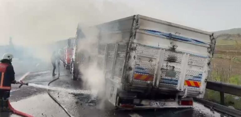 Tarsus’ta soda yüklü kamyonda yangın