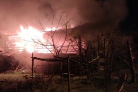 TEK KATLI AHŞAP EV YANGINDA KÜL OLDU