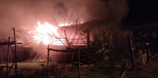 Ahşap ev yangında kül oldu