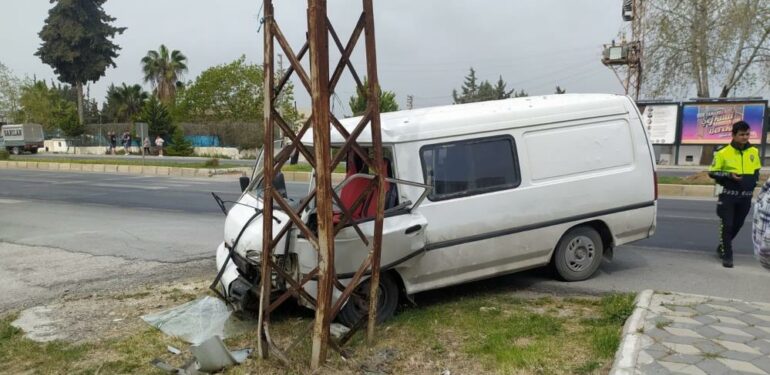 Minibüs elektrik direğine çarptı: 4 yaralı