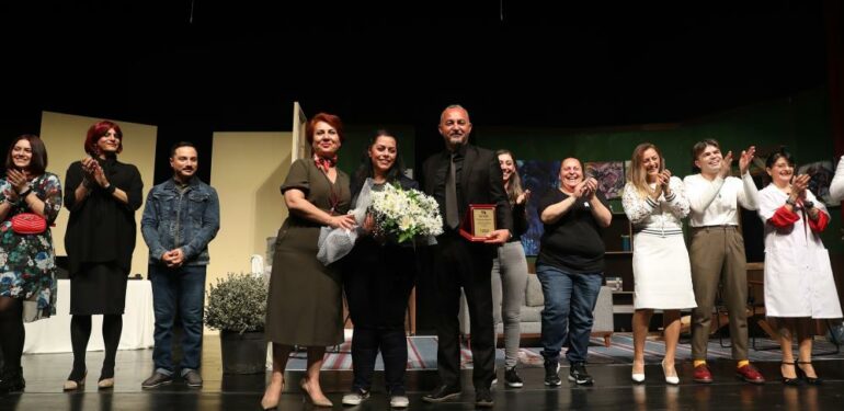 KKTC Güzelyurt Belediyesi Şehir Tiyatrosu, ‘OKB OKB’ oyununun prömiyerini Mersin’de yaptı