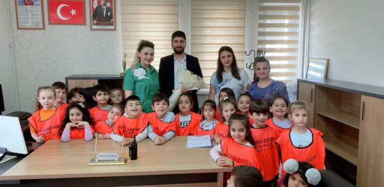 Minik öğrenciler polis amcalarının haftasını kutladı