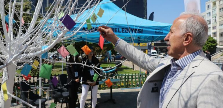 İlkokul öğrencilerinin dilekleri dilek ağacına asıldı