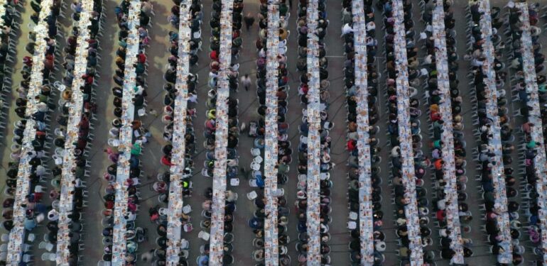 İki yıl aradan sonra binlerce kişi meydanda iftarda buluştu