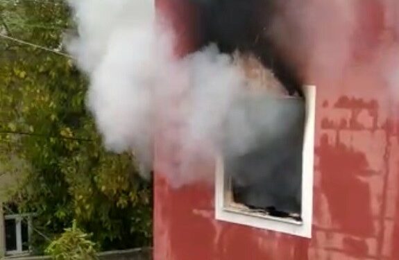 Mersin’de 2 katlı evde çıkan yangın korkuttu