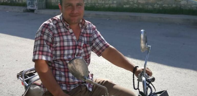 Kamyonun fırlayan tekerinin çarptığı motosikletli genç hayatını kaybetti