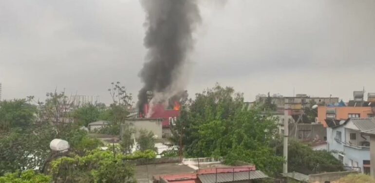 Gizemli evin yanında bulunan evde çıkan yangın korkuttu