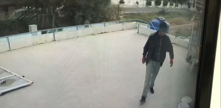 Kendi yeriymiş gibi girdi çalıp, gitti