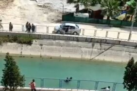 SUYA DÜŞEN ÇOCUĞU YOLDAN GEÇEN VATANDAŞ KURTARDI