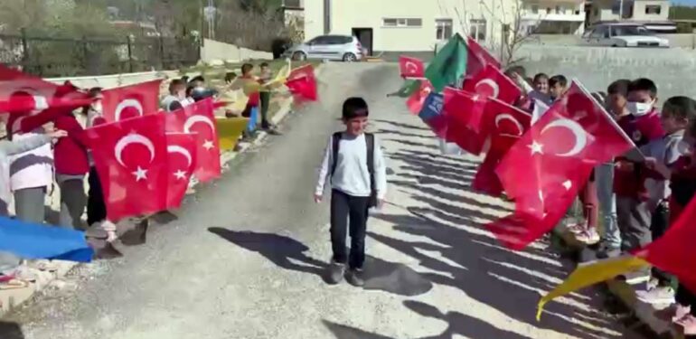 İkinci olduğu turnuva sonrası okulunda şampiyon gibi karşılandı