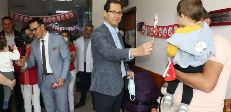 Hastanede yatan çocuklara 23 Nisan sürprizi