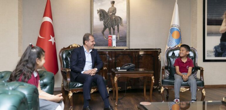 Seçer: Dünyada çocuklara armağan edilmiş başka çocuk bayramı yok”