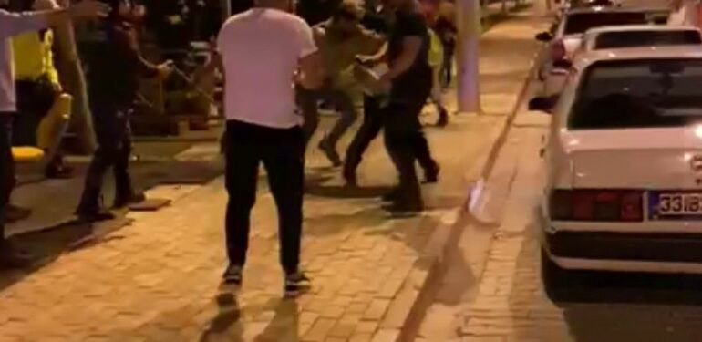 Alkollü oldukları iddia edilen 3 kişi polisleri darp etti