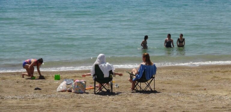 Mersin’de hem kar çilesi hem deniz keyfi