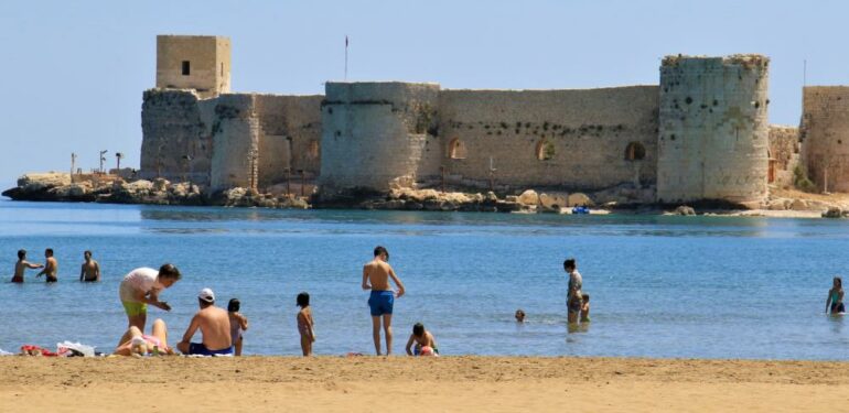 Sıcaklık 30 dereceyi aştı, tatilciler deniz sezonunu açtı
