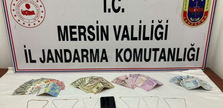 Hırsızlık şüphelisi çaldığı altın ve paralarla birlikte yakalandı