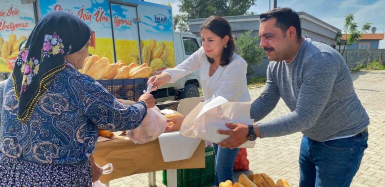 Tarsus Belediyesi, Kadir Gecesi vatandaşlara 6 ton soğan, 7 bin ekmek dağıttı