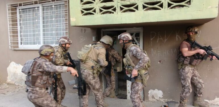 1 Mayıs’ı kana bulayacaklardı: 12 adrese yapılan eş zamanlı operasyonda el yapımı patlayıcı ele geçirildi
