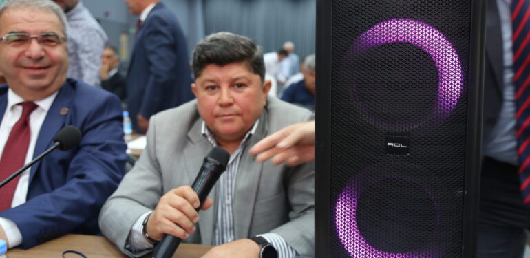 Mikrofonu kapatılan MHP’li Topkara’dan, CHP’li Seçer’e haparlörlü protesto