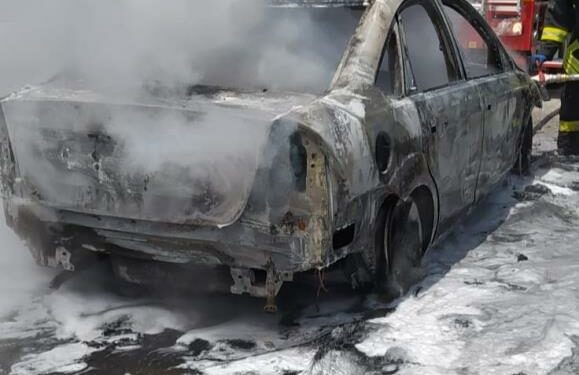 Seyir halindeki otomobil alev alev yandı