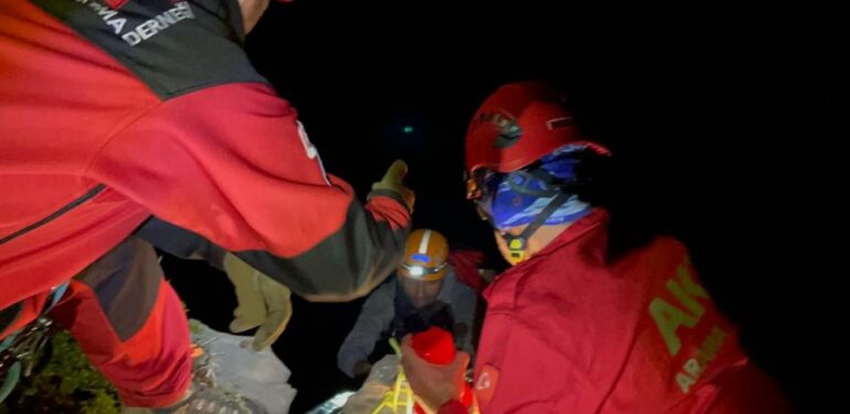 Mağarada mahsur kalan 4 kişi kurtarıldı