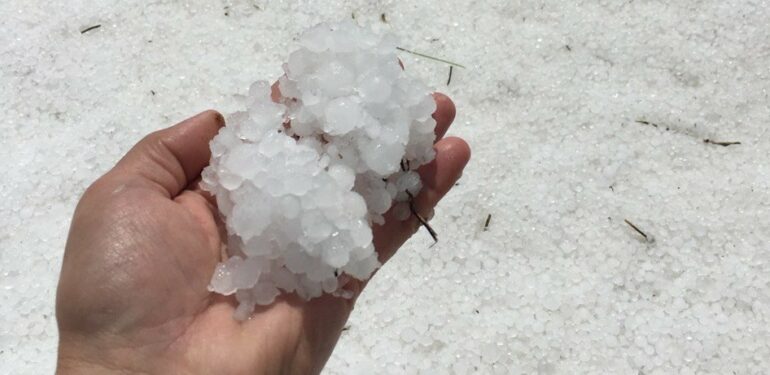 15 dakika etkili oldu, onlarca dönüm alan zarar gördü