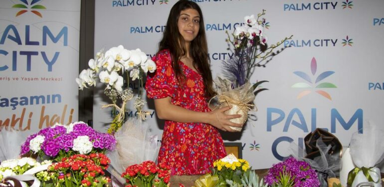 Mersin Büyükşehir Belediyesi, Anneler Günü için çiçek pazarı kurdu