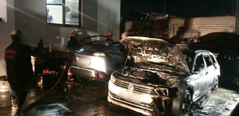 Tır pazarında çıkan yangında 3 araç zarar gördü