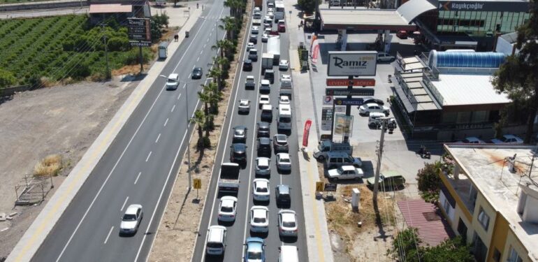 Kaza uzun kuyruklar oluşturdu