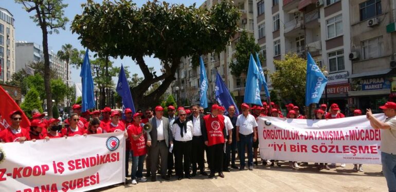 Tez-Koop İş Sendikası üyeleri, Mersin Üniversitesi yönetimini protesto etti
