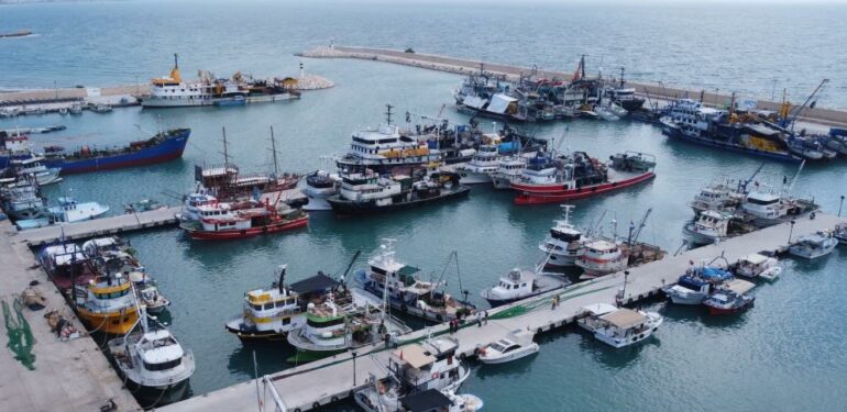 Akdeniz’de uluslararası sularda balıkçılara fırtına engeli