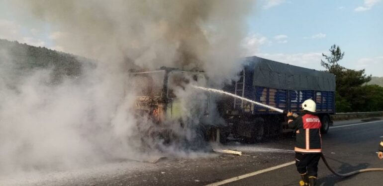 2 tırda çıkan yangın hasara neden oldu