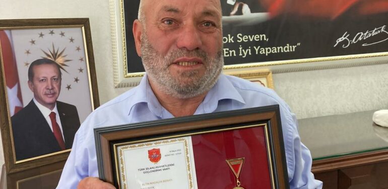 Aldığı madalya vefalı çiftçiyi ağlattı