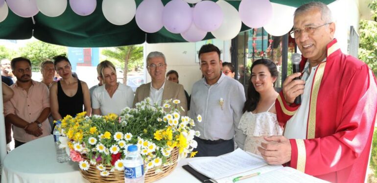 Annelerinin tezgah açtığı pazarda nikah kıydırdılar