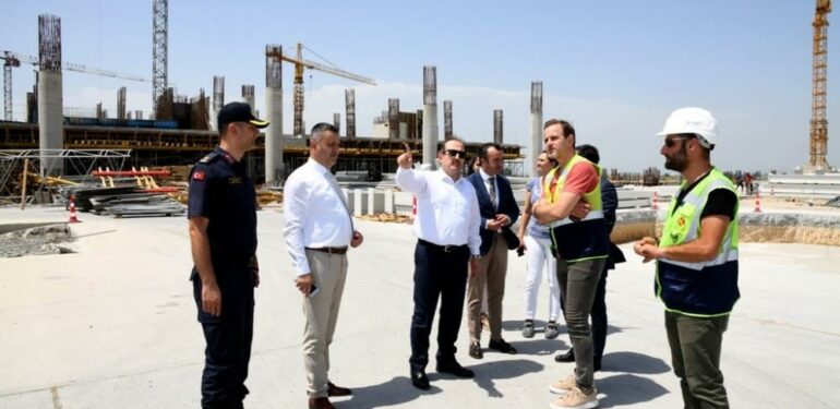 Vali Pehlivan, Çukurova Bölgesel Havalimanı inşaatında incelemelerde bulundu