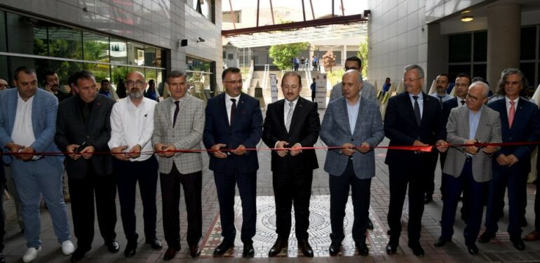 Hükümlü ve tutukluların el sanatları sergisi Mersin Adliyesi bahçesinde açıldı