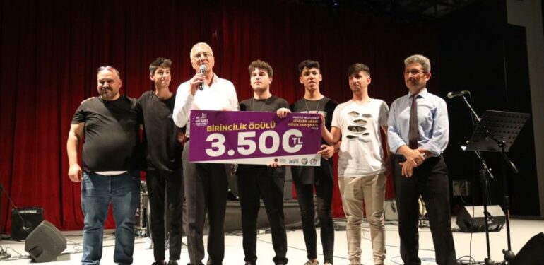 Mezitli’de liseler sesleriyle yarıştı