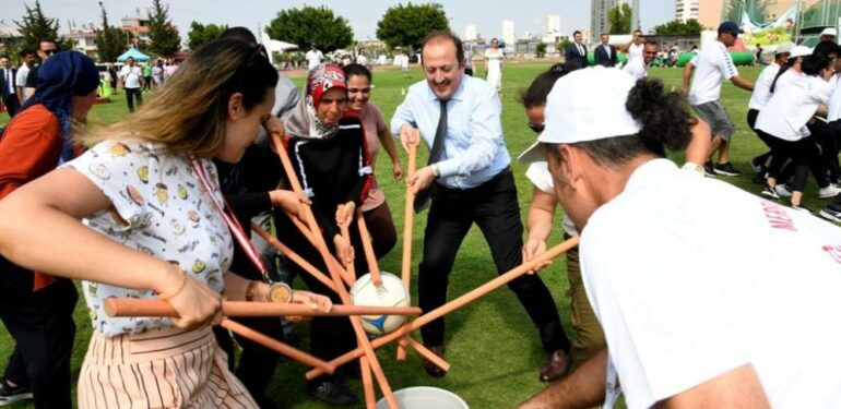 Okul sporlarının şampiyonları, madalyalarını Vali Pehlivan’ın elinden aldı